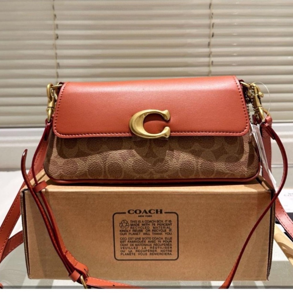 Jet Shoulder Bag In Signature Canvas